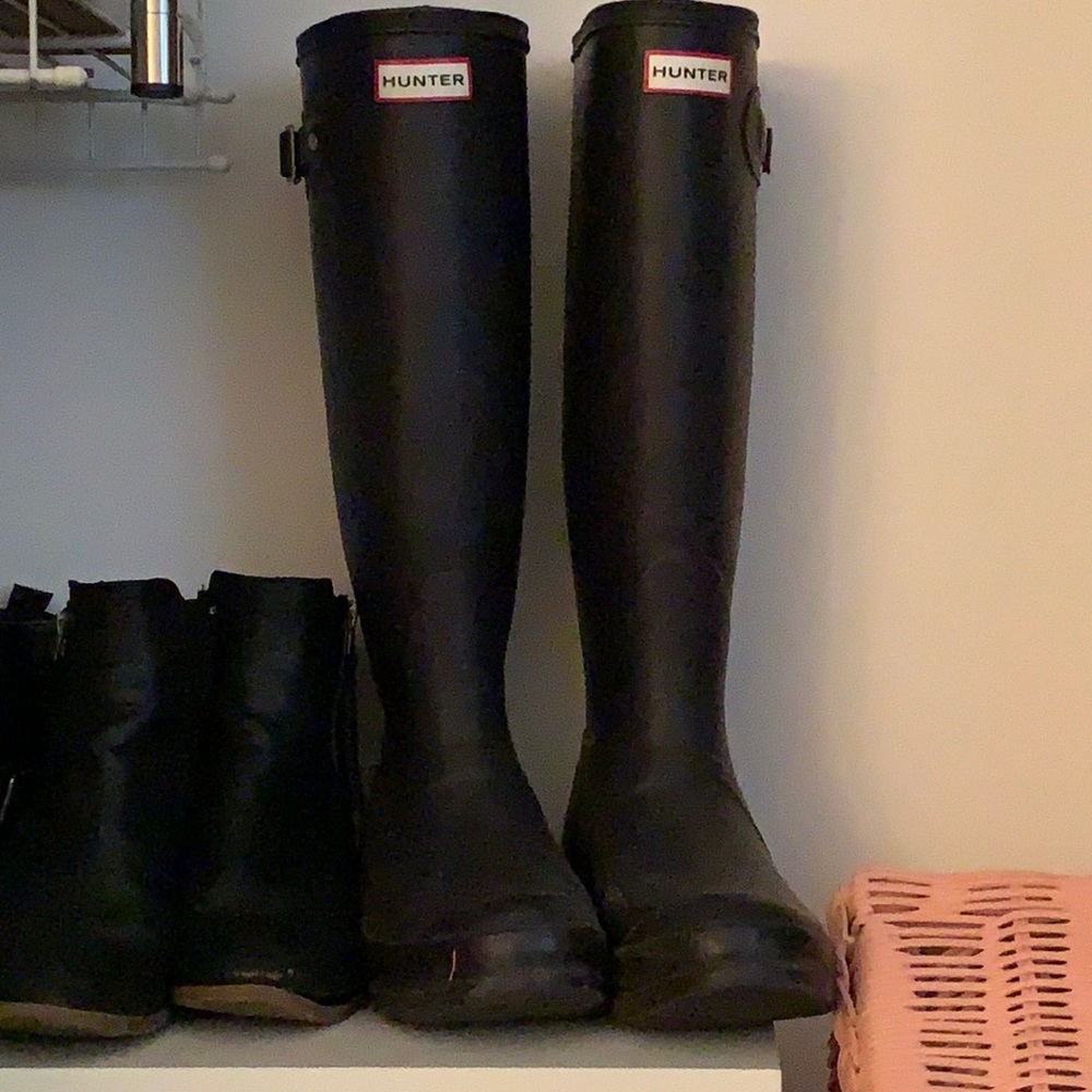 Hunter Rain Boots - Dark Purple, Like New. Fleece liners available.